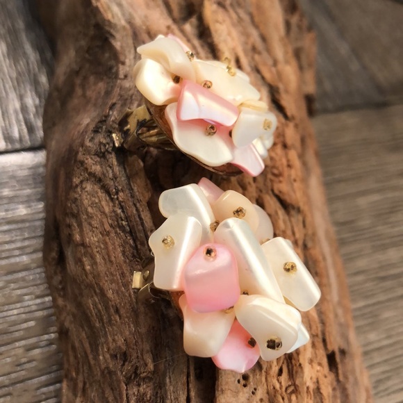 Vintage JAPAN Clip Earrings Ivory Mother of Pearl - Picture 13 of 14